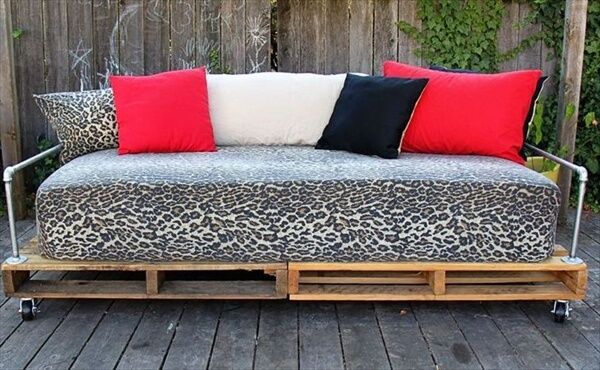 outdoor pallet daybed
