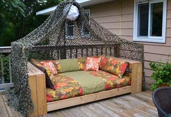 outdoor pallet daybed