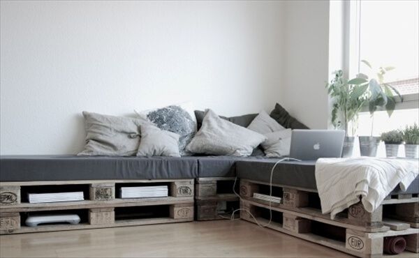 wooden pallet daybed
