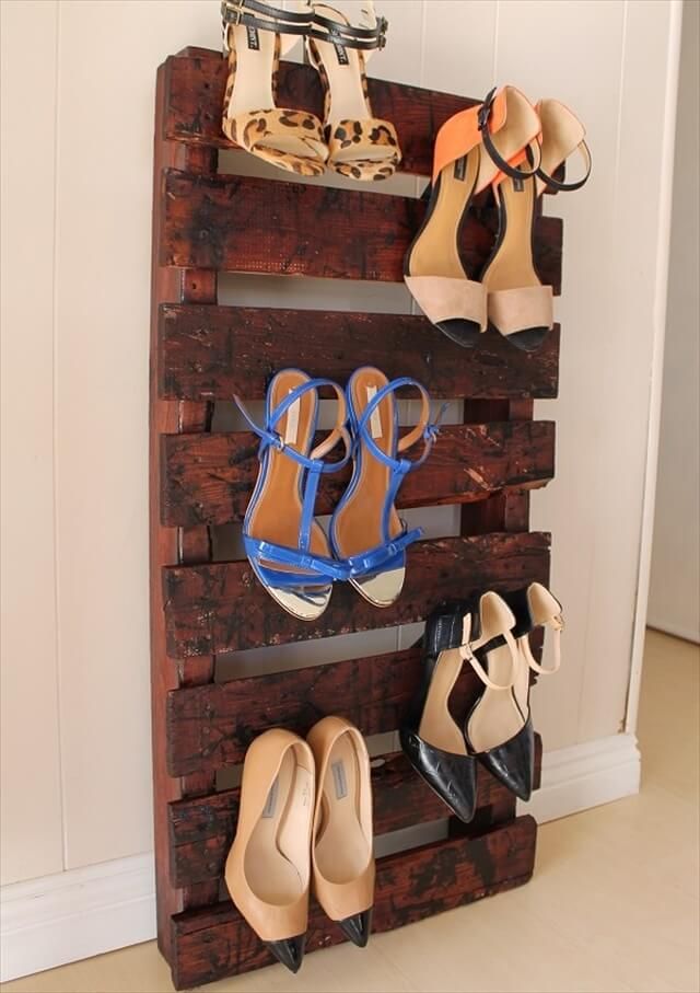 Build a DIY pallet shoe rack 