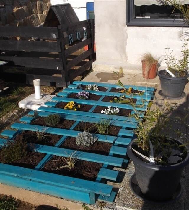 Blue Pallet Planter for Lawn