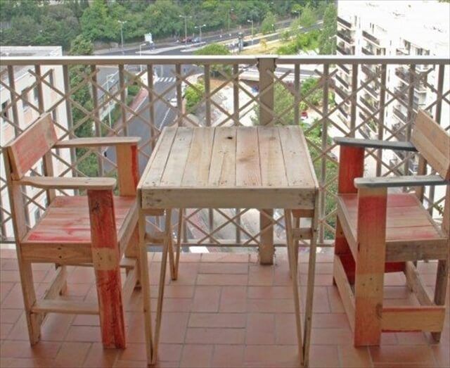 Pallet table and chairs