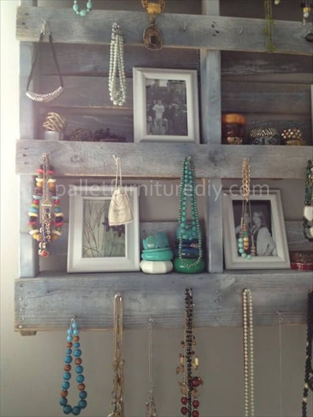 Wood pallet 2025 jewelry display