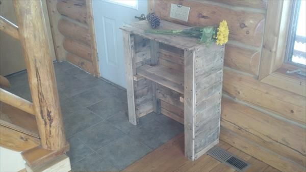 repurposed pallet entry table