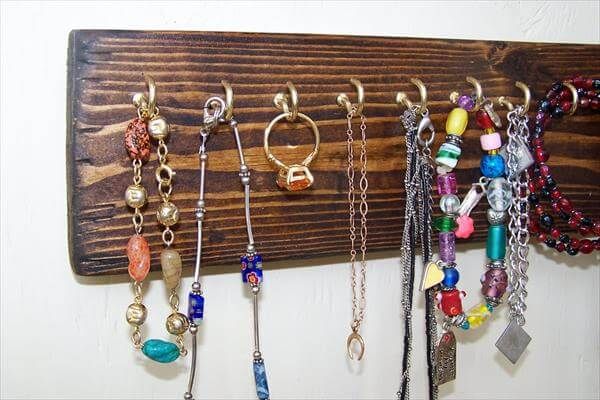 reclaimed pallet jewelry rack