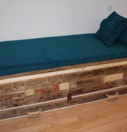 recycled pallet cushioned bed