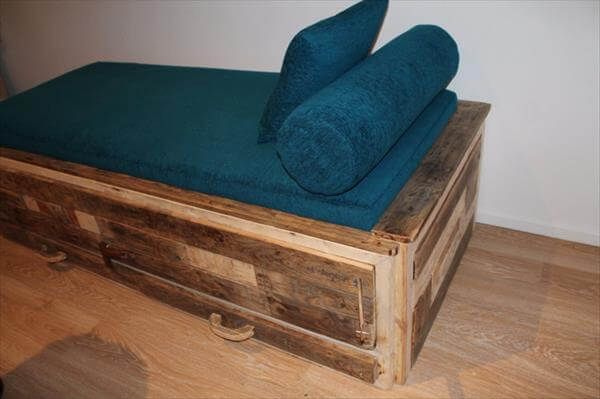 reclaimed pallet cushioned bed