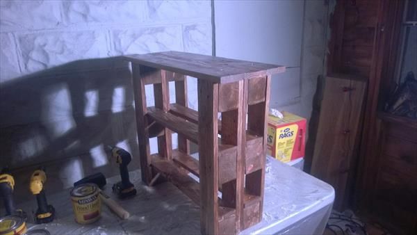 recycled pallet end table with shelves