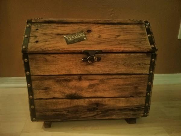 recycled pallet treasure chest and keepsake box