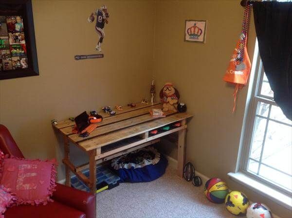 repurposed pallet kid's room desk