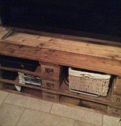 diy pallet TV stand with shelving