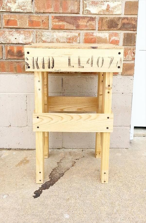 upcycled pallet side table and plant stand