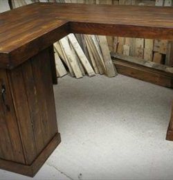 wooden pallet corner desk