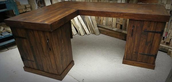 wooden pallet corner desk