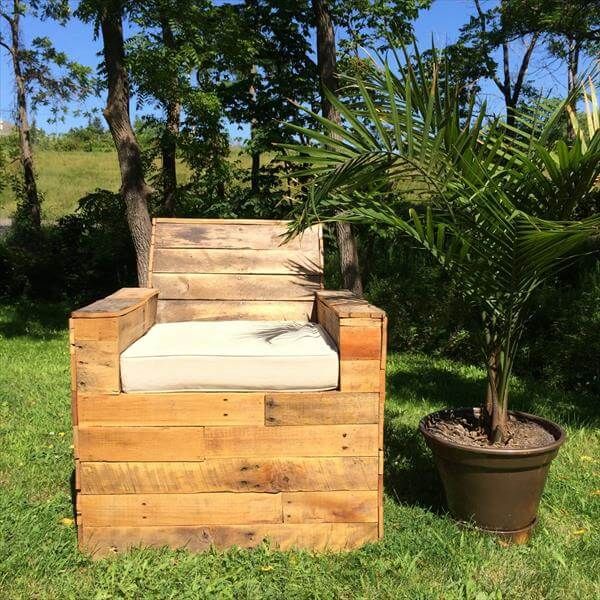 recycled pallet beefy chair