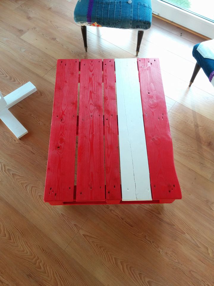 Regained pallet low built coffee table