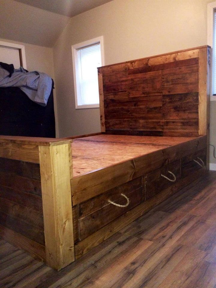 Reclaimed pallet bed with headboard