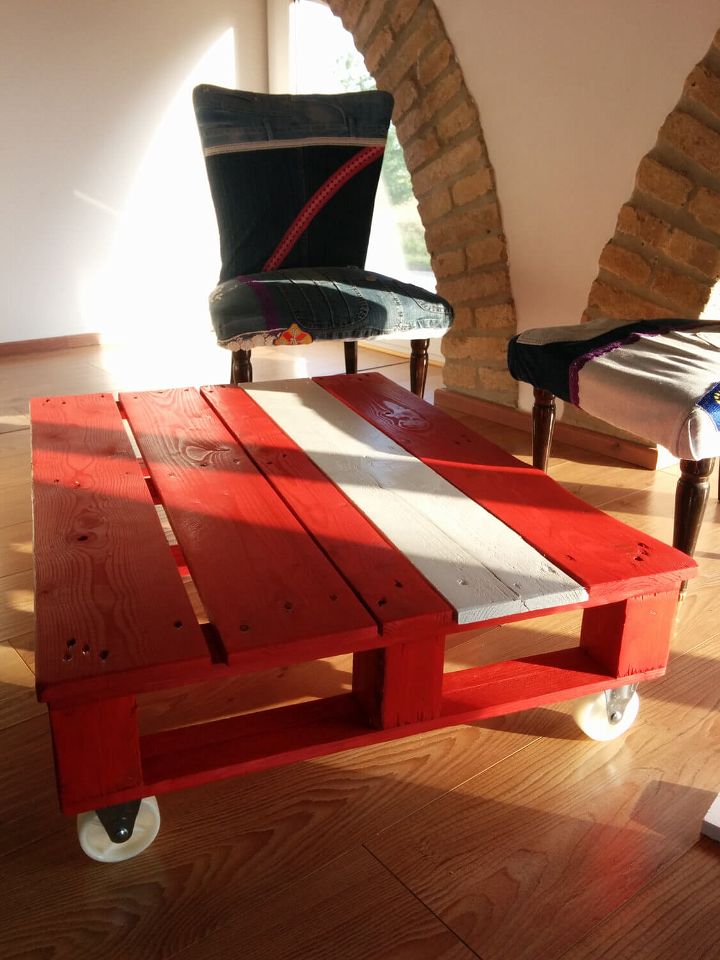  Repurposed pallet low built coffee table