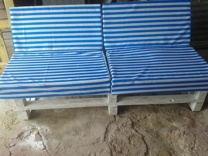 wooden pallet cushioned sofa
