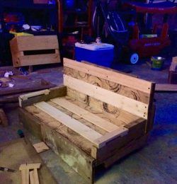 lazy boy chair made of pallets