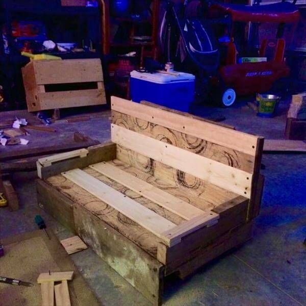lazy boy chair made of pallets