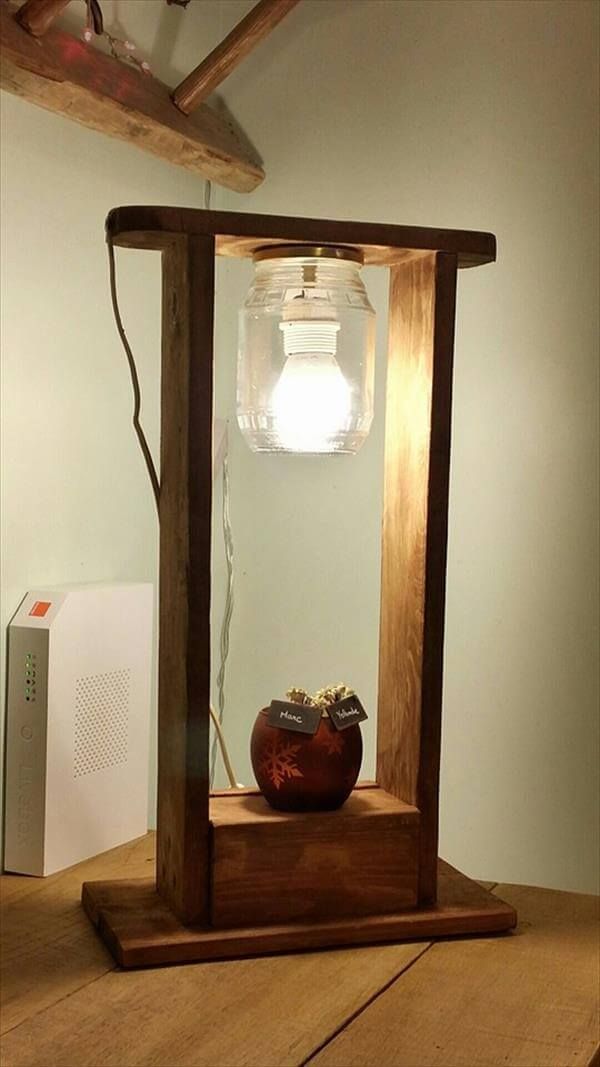 wooden pallet and mason jar lamp