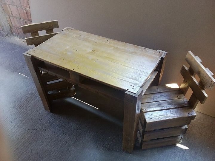 Pallet chair and coffee table