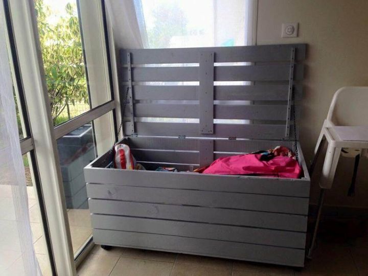 Storage Chest Made from Pallets