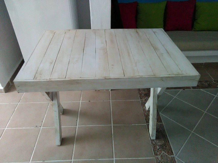recycled pallet table with criss cross legs