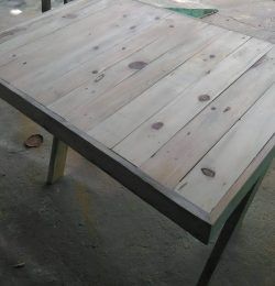 low-cost wooden pallet coffee table