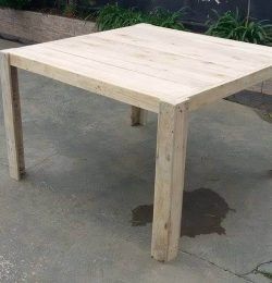 low-cost sturdy wooden pallet dining set