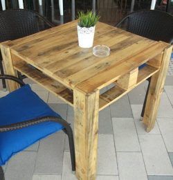 low-cost square shaped pallet coffee table