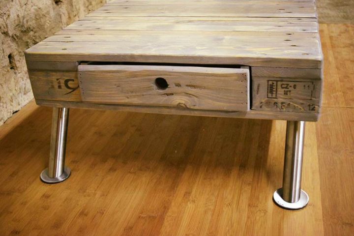 vintage pallet coffee table with metal legs