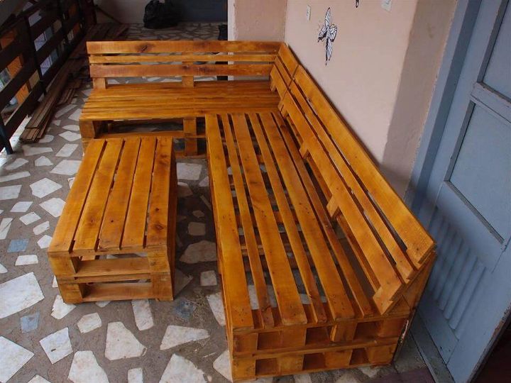 low-cost wooden pallet sofa set