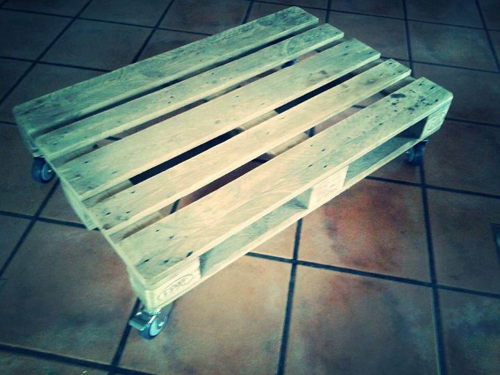 low-cost wooden pallet coffee table with wheels