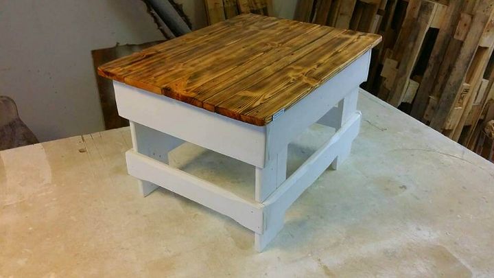 low-cost pallet milk and honey table