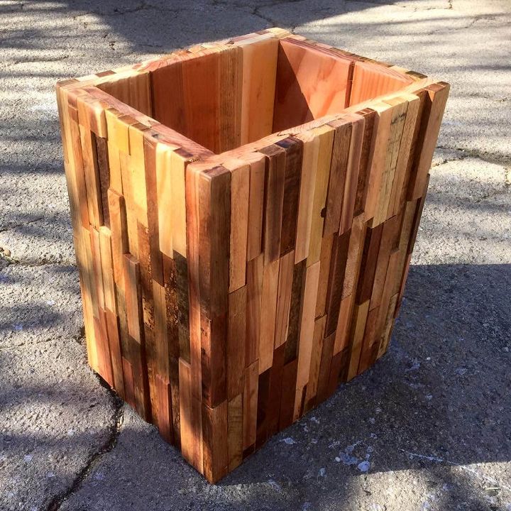 trash bin made of pallet pieces