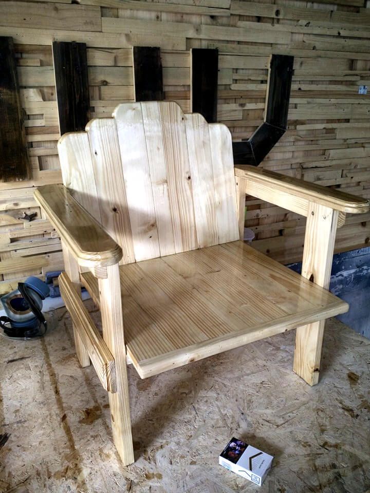 recycled pallet chair with artful back