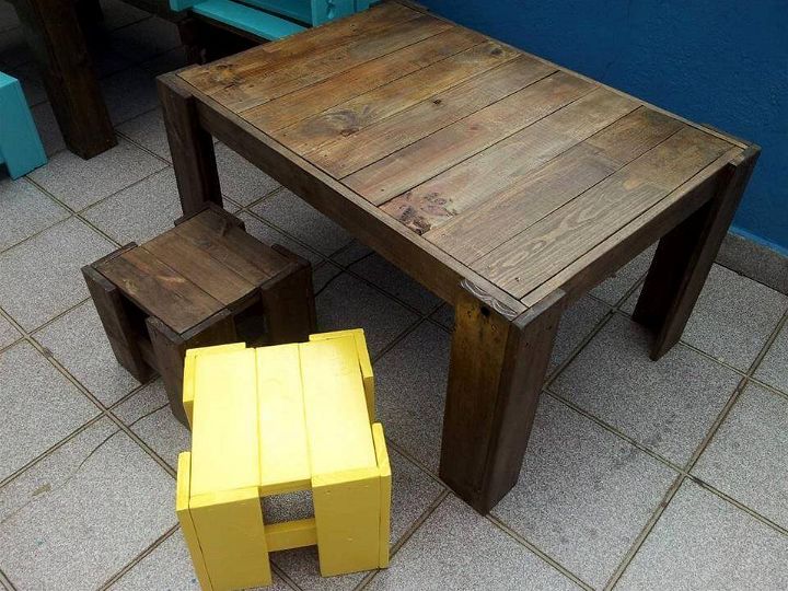 diy pallet kid's table with stools