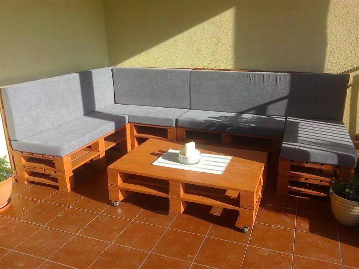 DIY Pallet Corner Sofa Set