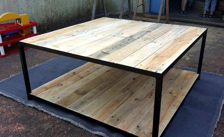 reclaimed pallet coffee table with metal frame