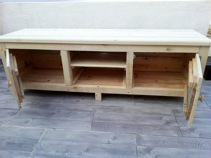 wooden pallet media table