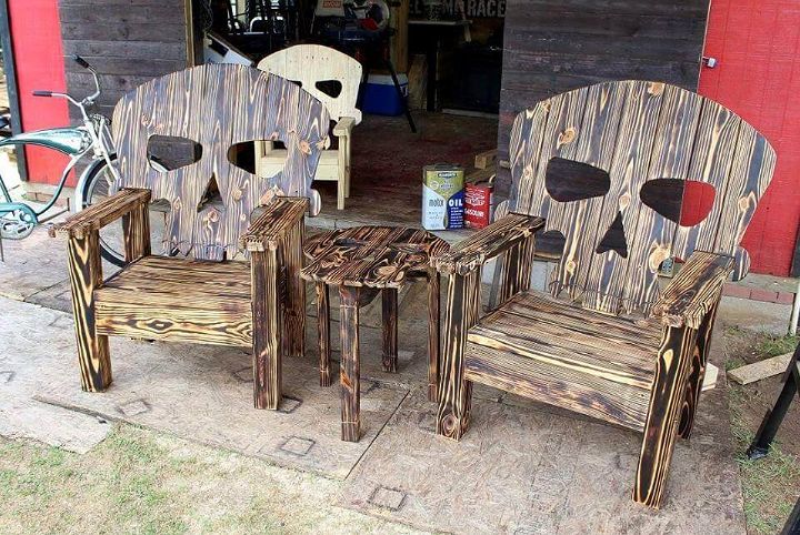 cute pallet skull chairs with table