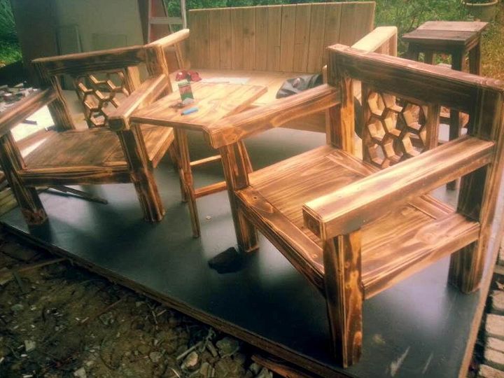 Recycled pallet chairs and table