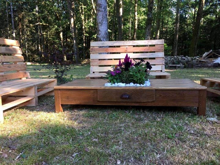 Wooden pallet outdoor seating set