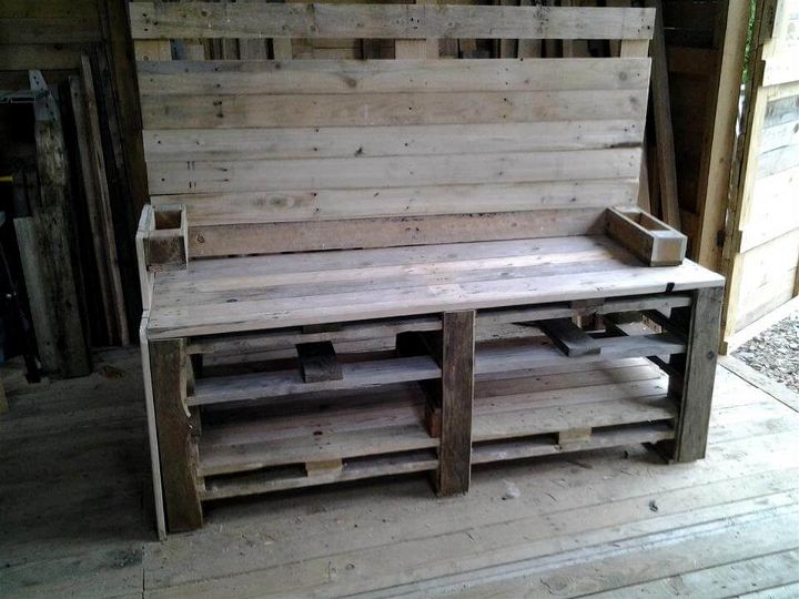 Recycled pallet garden bench