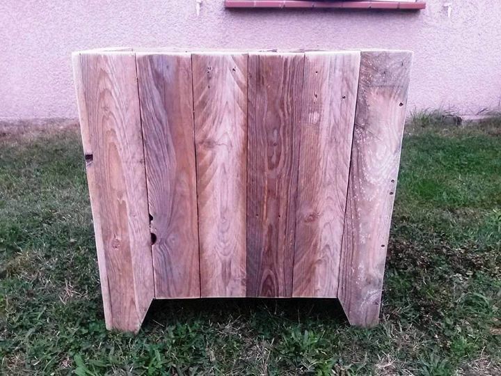 planter box or trash bin made out of pallets