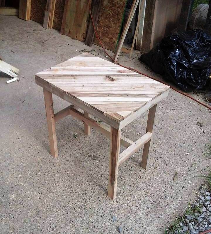 wooden pallet table with diagonal stripe patterned top