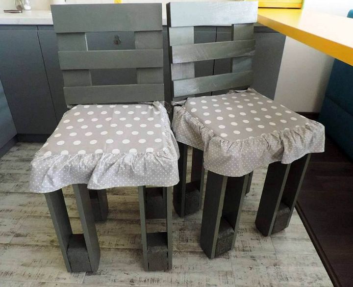 cushioned wooden pallet chairs