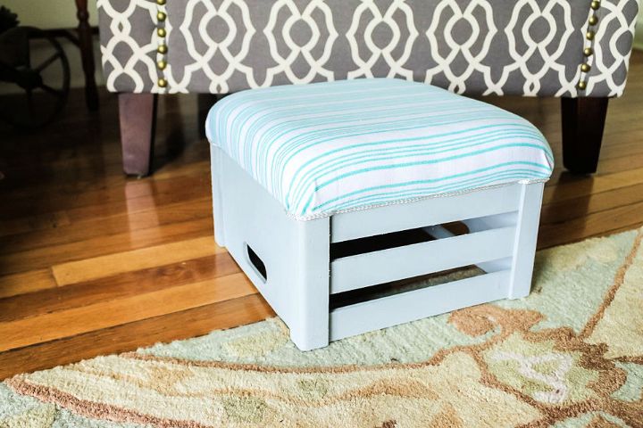 Easy DIY Foot Rest - office diys - under desk foot stools 